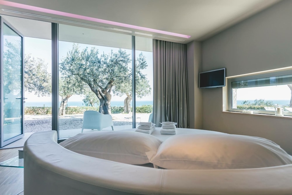 Elite Double Room, 1 King Bed, Sea Facing - Photo 1