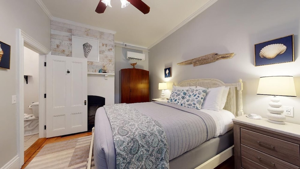 Classic Room, Private Bathroom (Driftwood - Queen Fireplace Room) photo 1