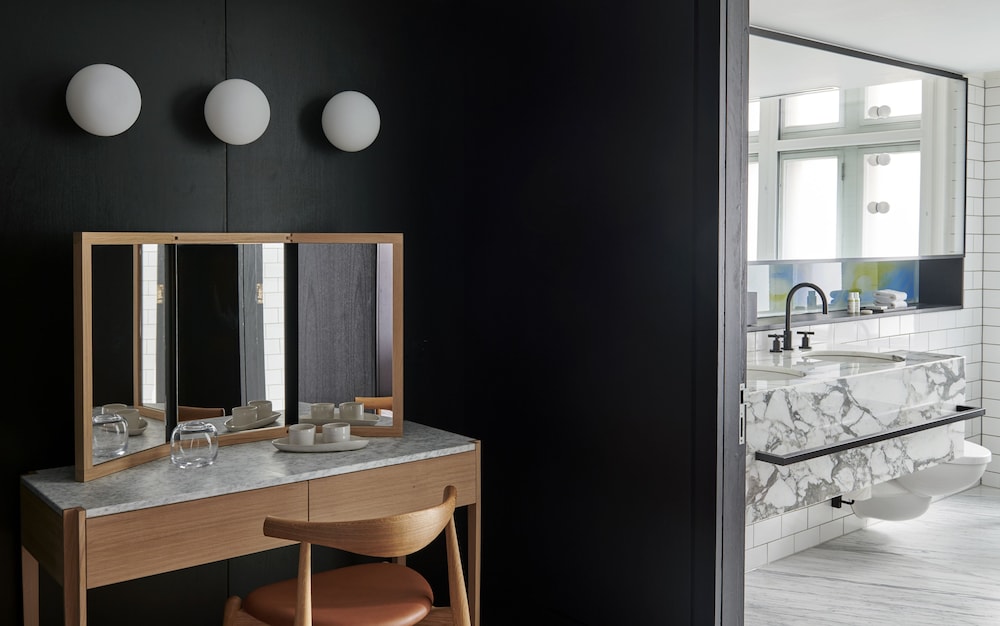 Suite (104)