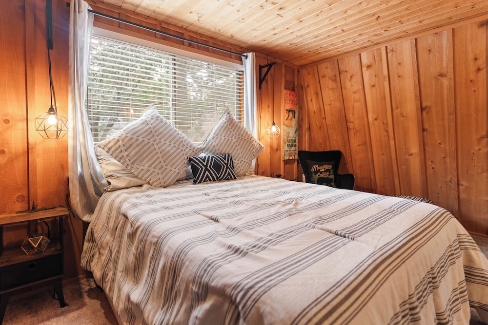 Cabin, Multiple Beds, Hot Tub, Mountain View