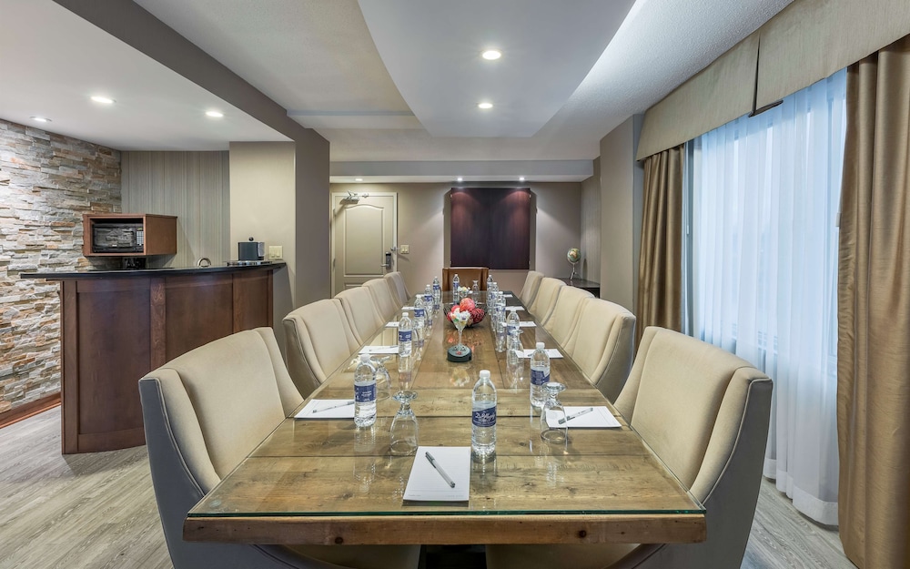 Suite with King Bed & Boardroom - Photo 9