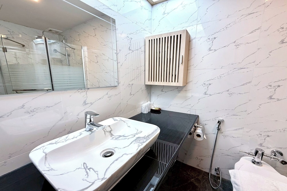 Luxury Twin Room - Photo 11