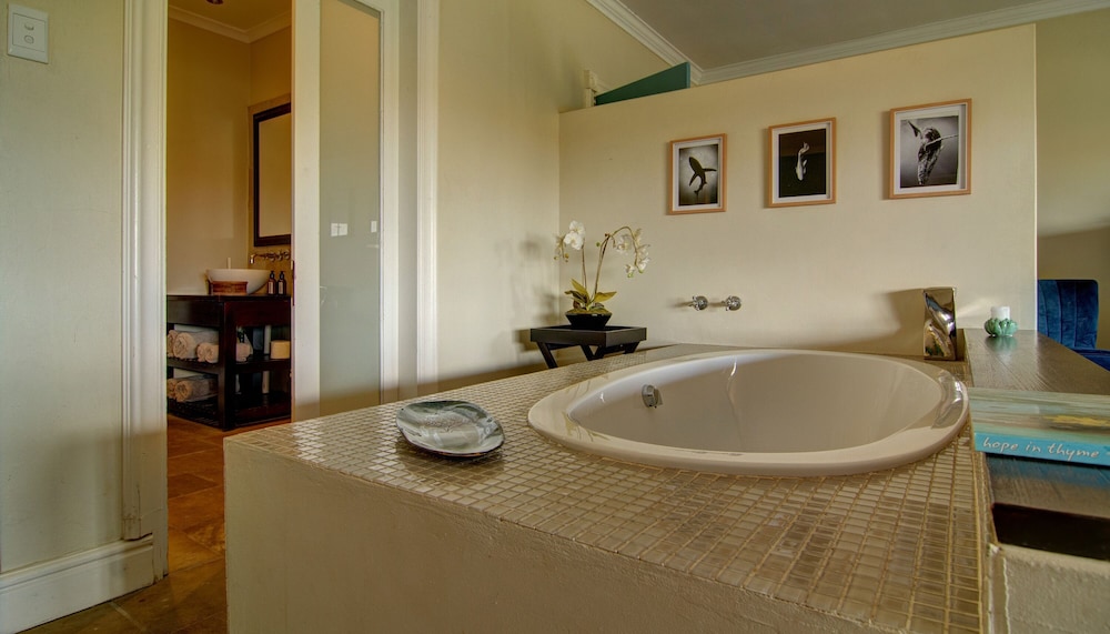 Manor House Honeymoon Suite photo 2