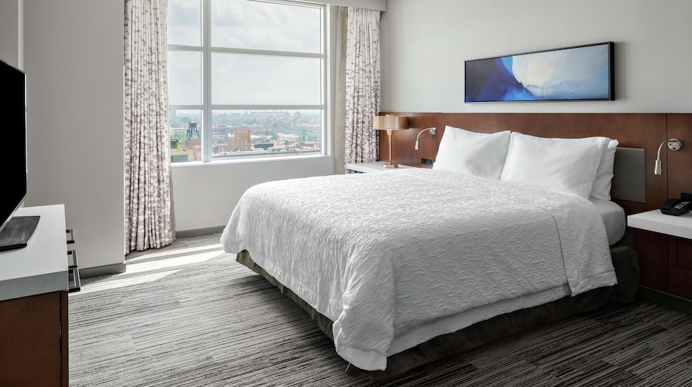 Suite, 1 King Bed, Accessible (Hearing)