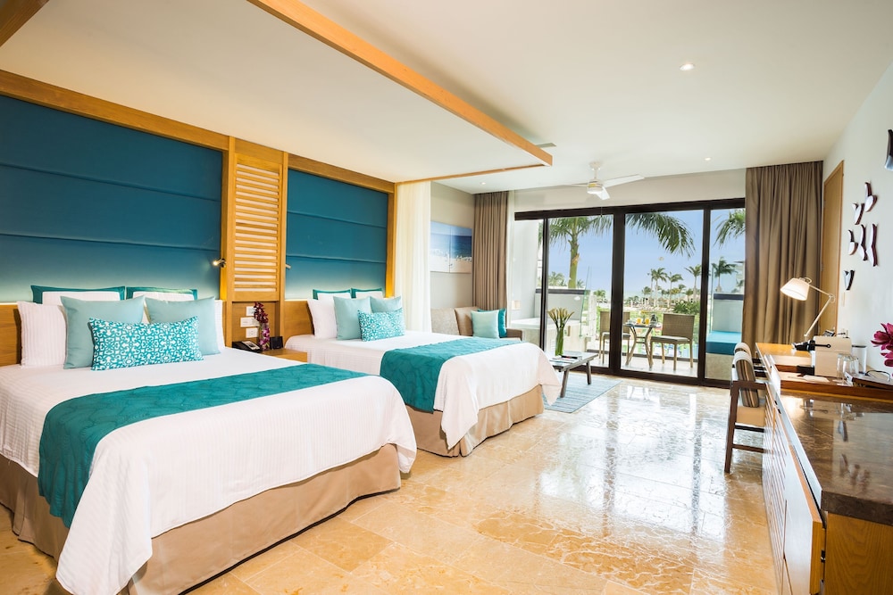 Junior Suite Pool View - Two Queen Beds