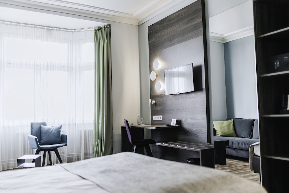 Standard Room, 1 King Bed, City View photo 2