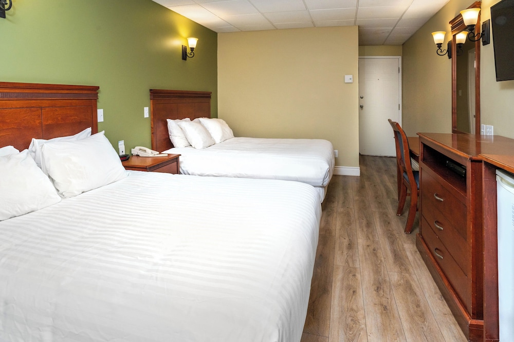 Classic Room, 2 Queen Beds, River View, front desk is open until 8 PM photo 2