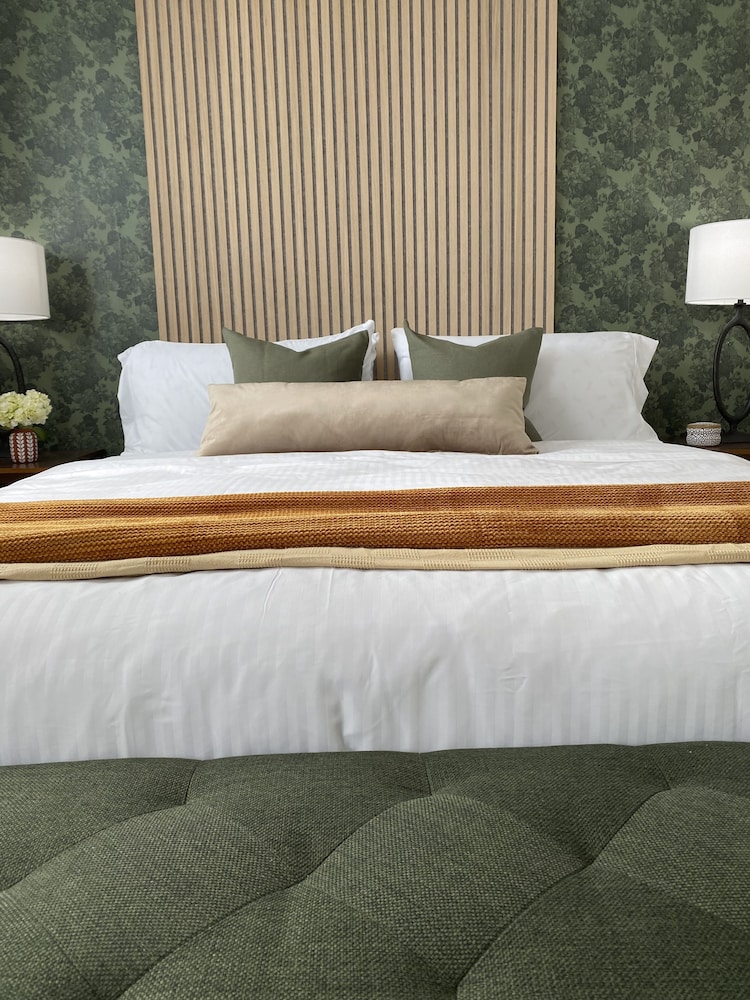 Superior Room, 1 King Bed photo 3