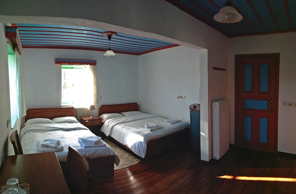 Classic Double or Twin Room, 2 Double Beds photo 3