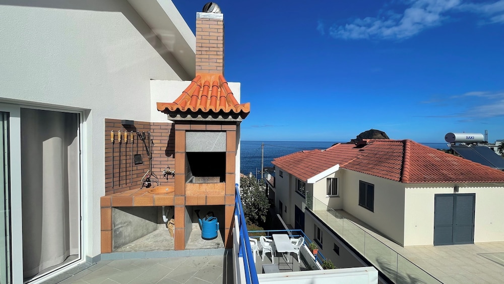 Deluxe Apartment, 1 Queen Bed with Sofa bed, Kitchen, Partial Sea View photo 1