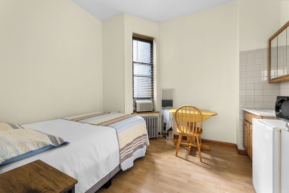 Basic Room, Refrigerator & Microwave photo 1