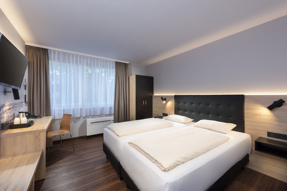 Standard Room, 1 Queen Bed - Photo 5