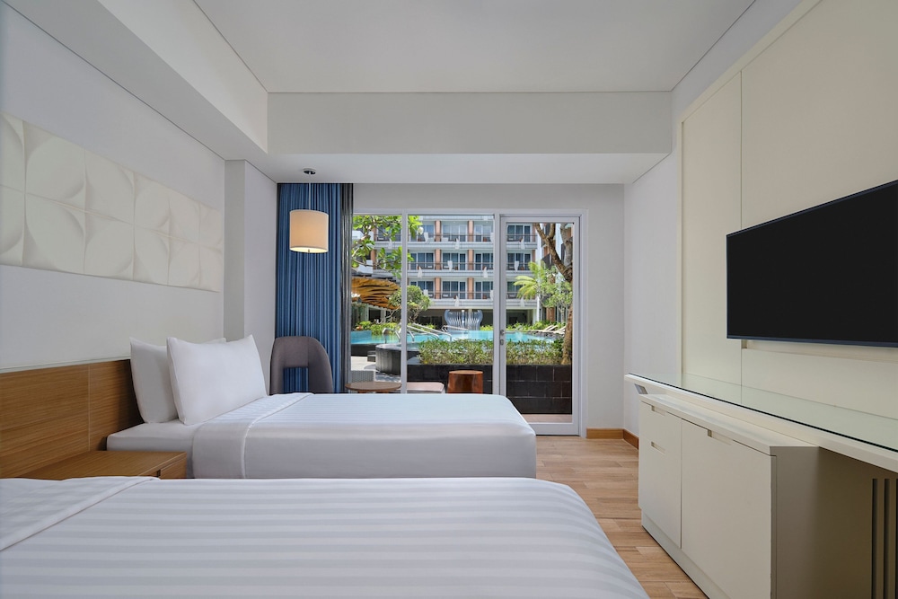 Room, 2 Twin Beds, Poolside - Photo 1