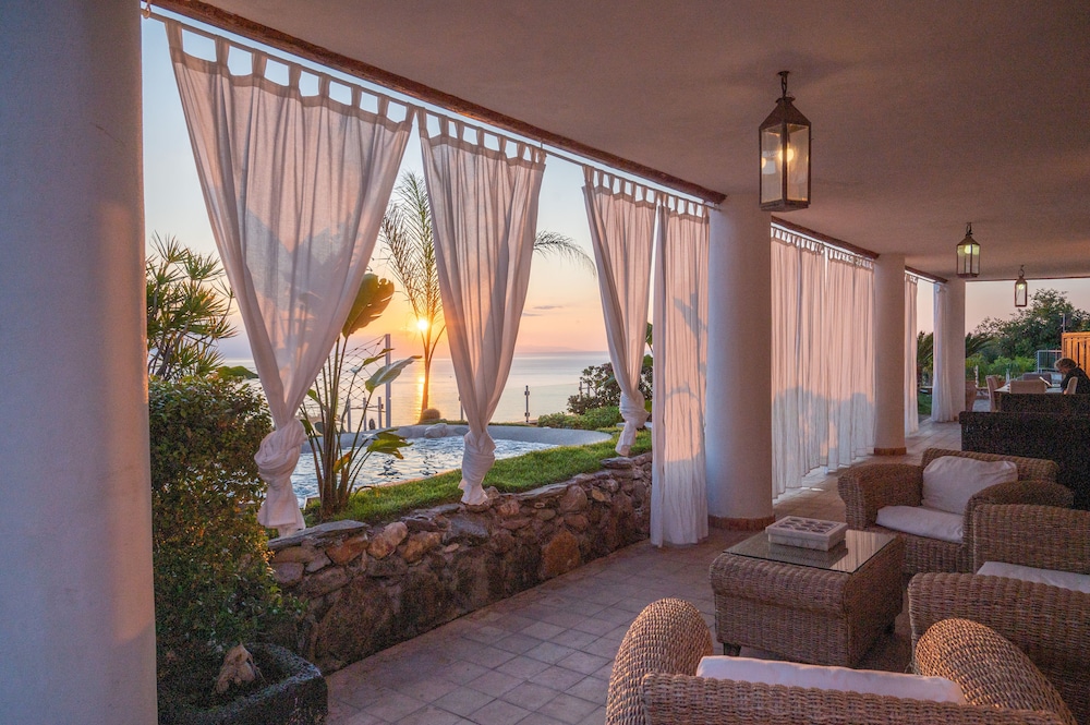 Panoramic Villa, 3 Bedrooms, Hot Tub, Sea View photo 3