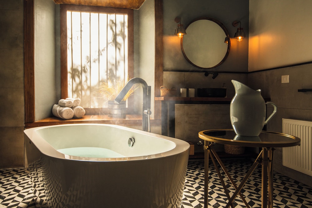 Royal Double Room, 1 King Bed, Hot Tub, Garden View photo 3