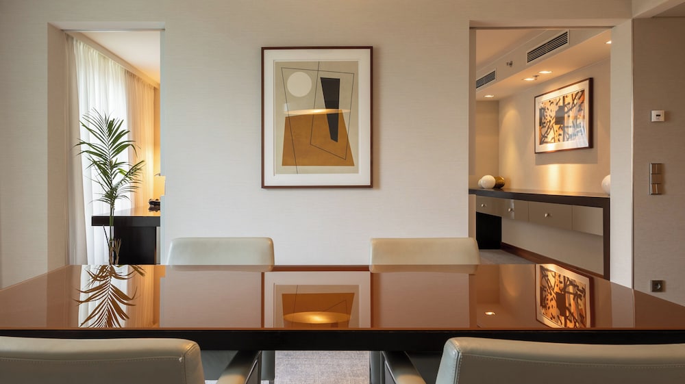 Signature Suite, 1 King Bed thumbnail 6