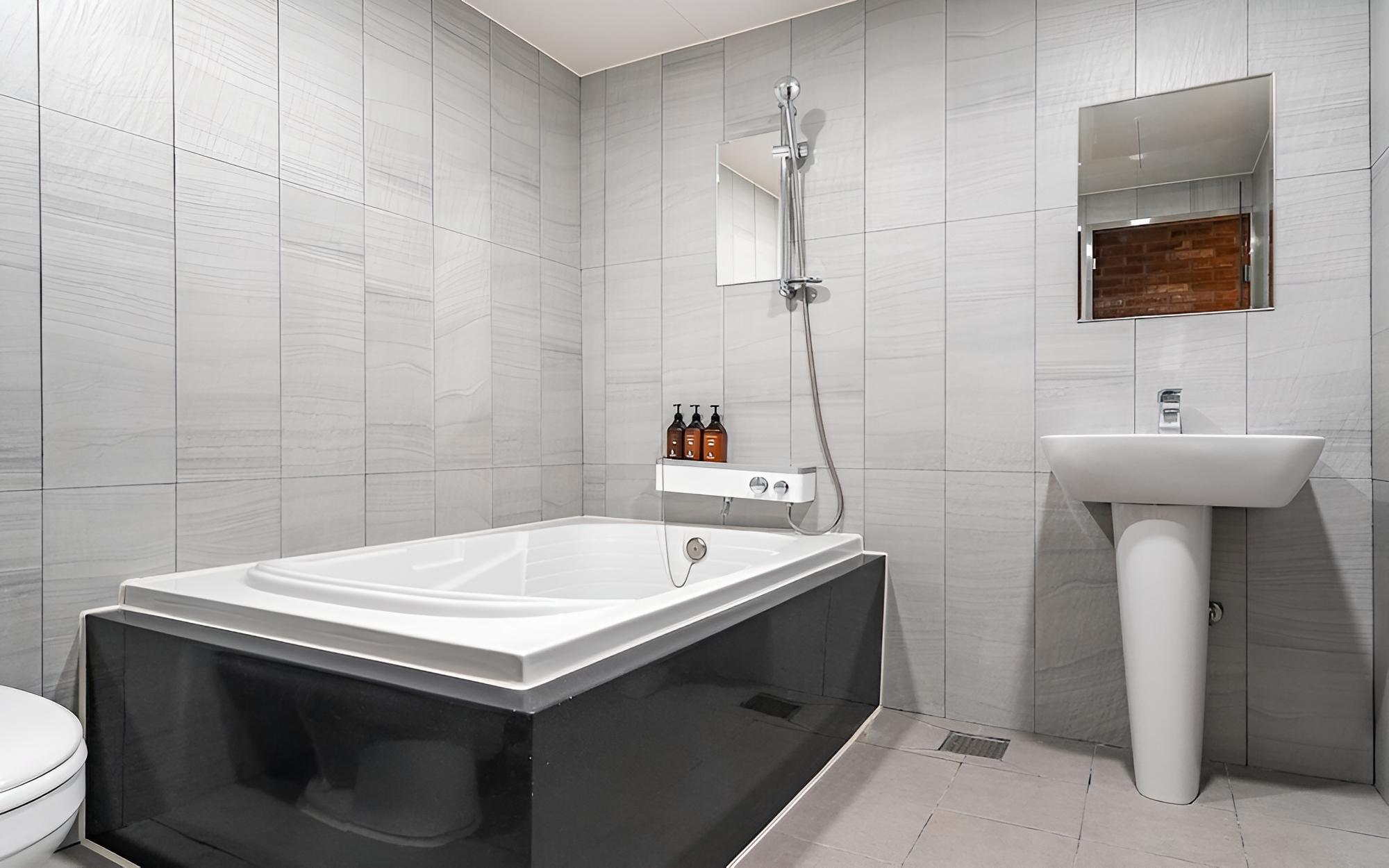 Room (VIP * massage chair*(Netflix viewable) - Photo 10