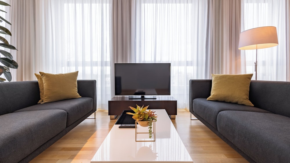 Suite, Corner