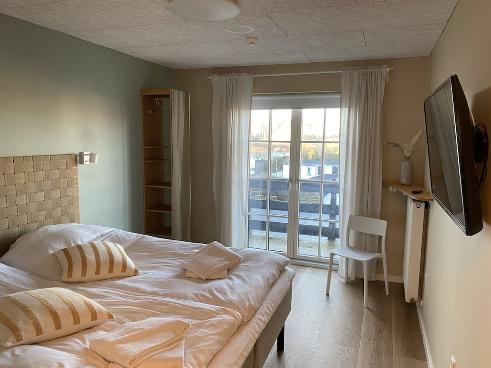 Premium Double Room thumbnail 6