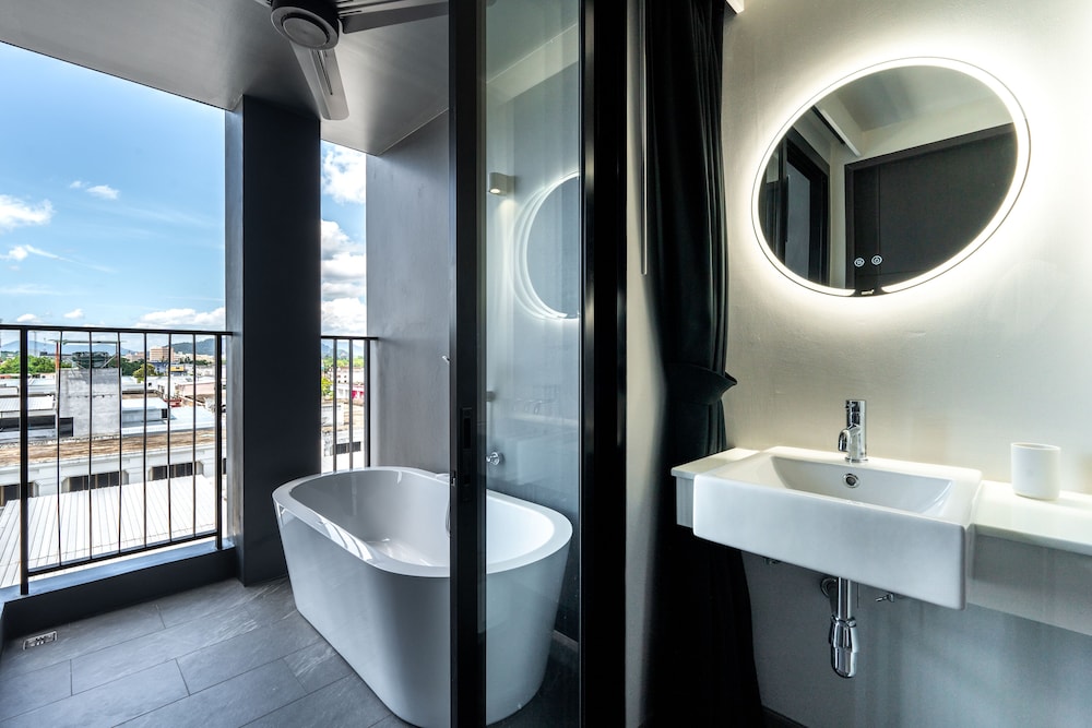 Deluxe Double Room, Bathtub - Photo 3