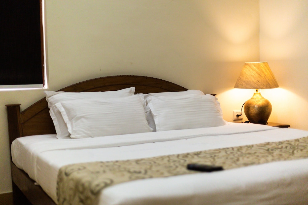 Suite, 1 King Bed (Hibiscus) photo 1