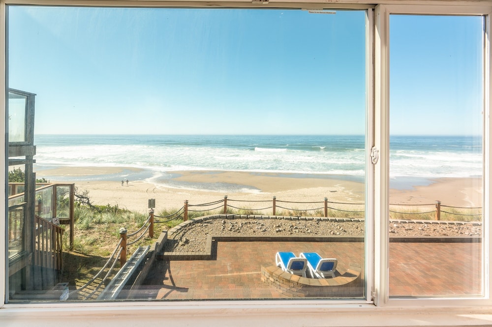 Standard Room, 1 King Bed, Oceanfront - Photo 3