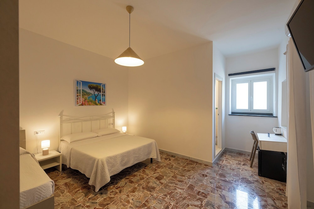Triple Room, Private Bathroom, Sea View photo 2