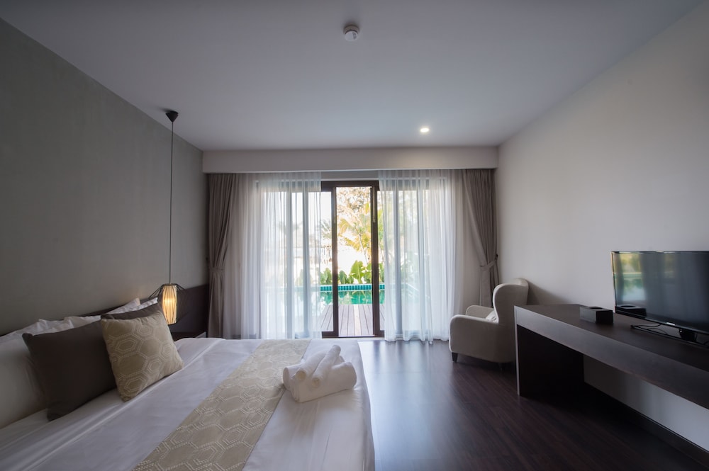 Superior Room, Pool Side