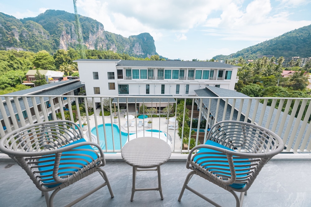 Honeymoon Room, Pool View photo 3