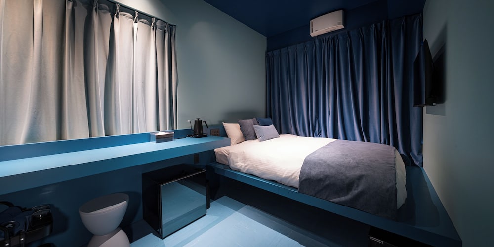 Blue with Shared Bathroom photo 1