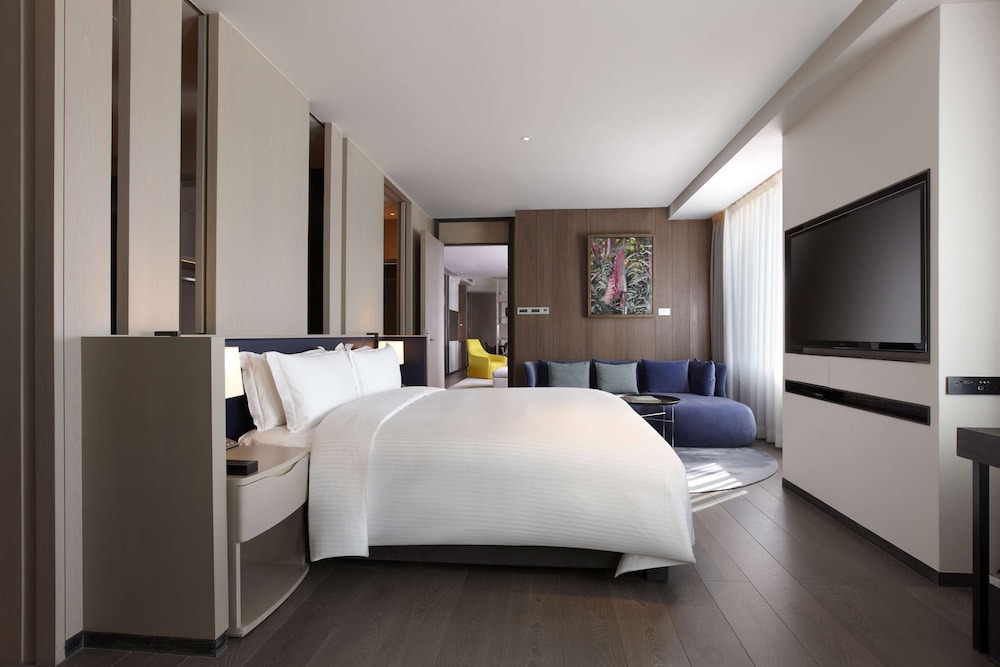 Suite, 1 King Bed (Humble House)