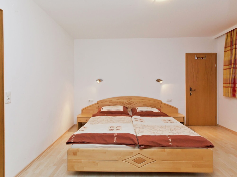 Comfort Apartment, 4 Bedrooms photo 2