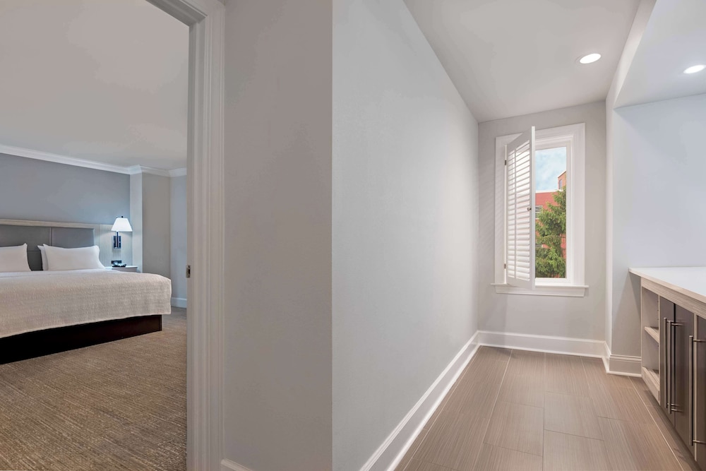 Suite, 1 Bedroom, Balcony - Photo 2