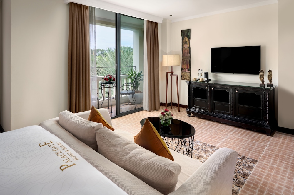 Royal Suite Double with Balcony Pool View photo 1