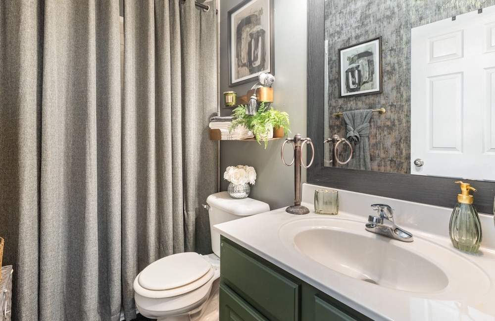 Stylish 2BR Townhome w Garage Patio Perfect for Stays or Assignments, Foto 14