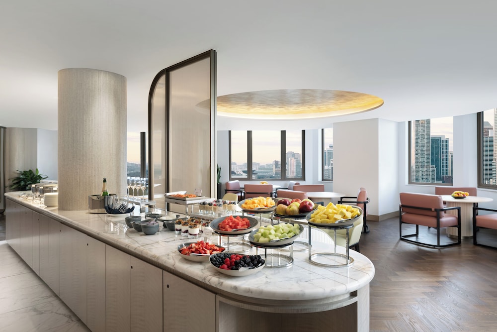 Fairmont Gold Room, 1 King Bed, Lounge Access with Breakfast, Canapes, Private Concierge - Photo 4