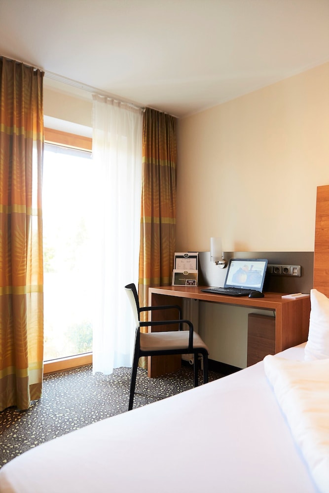 Economy Double Room, 1 Queen Bed, Non Smoking, Air conditioning photo 3