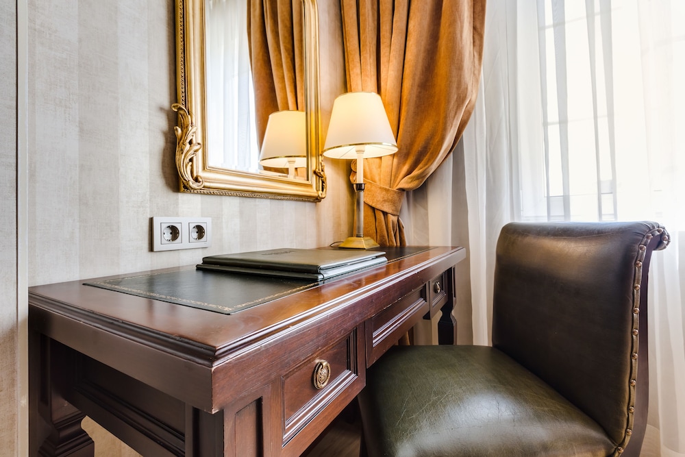Junior Suite, 1 Queen Bed, Private Bathroom photo 2