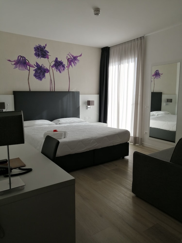 Deluxe Room, Partial Sea View photo 3