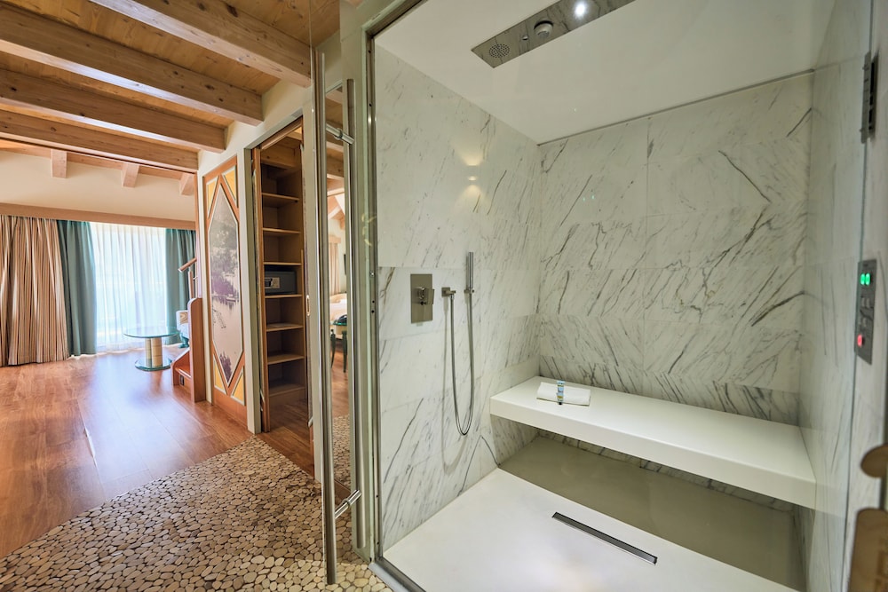 Deluxe Suite, Jetted Tub - Photo 8