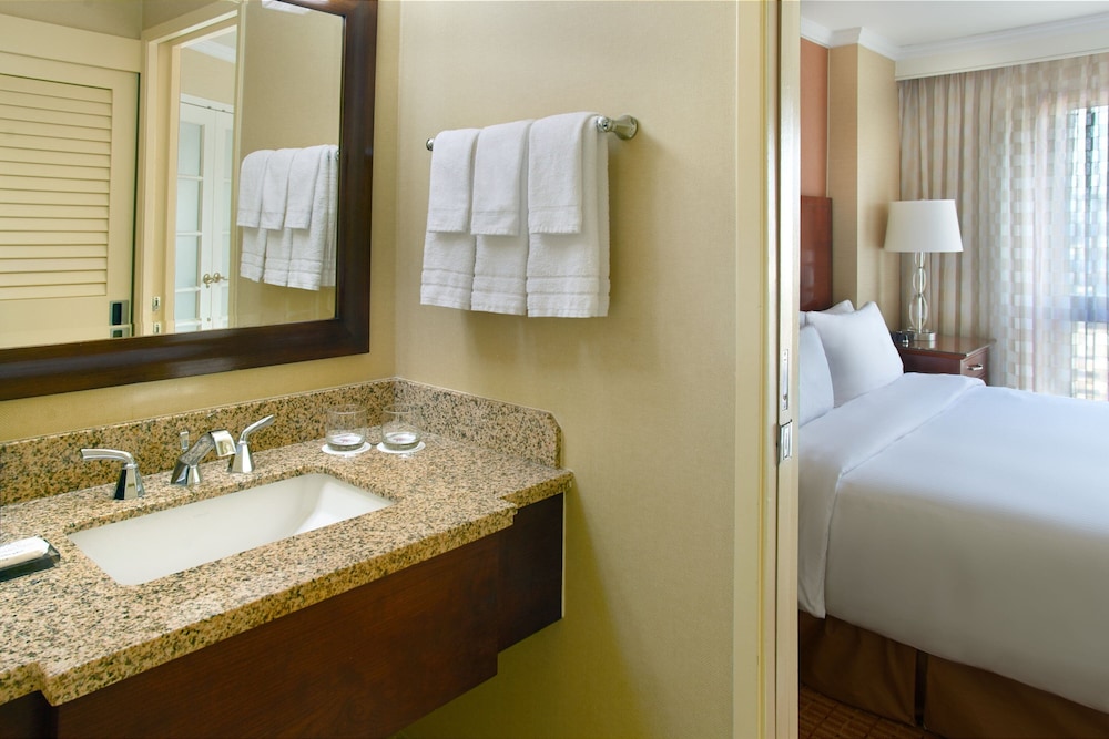 Suite, 1 Bedroom, Balcony - Photo 3