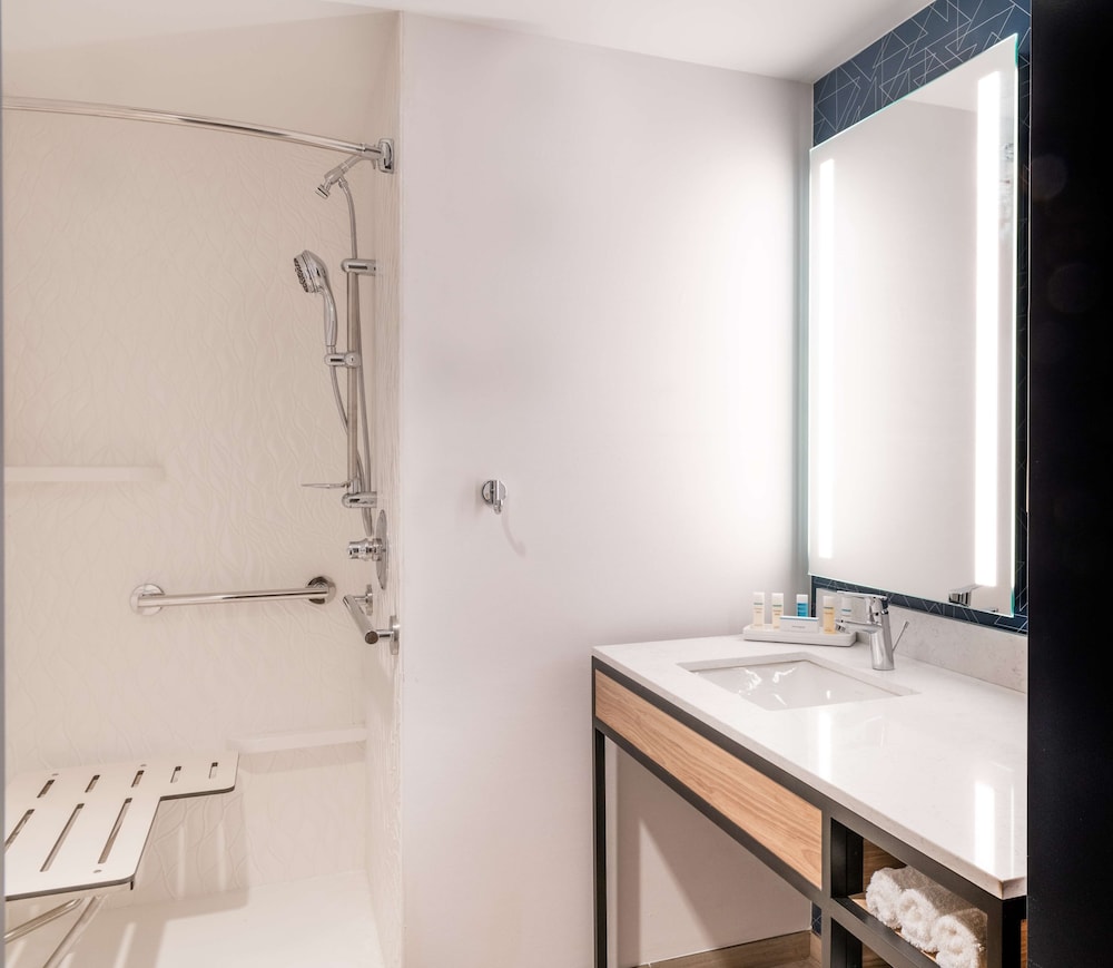 Room, 2 Queen Beds, Accessible (Mobility & Hearing, 3x3 Shower) - Photo 8