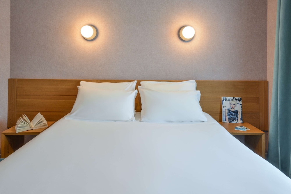 Standard Room, 1 Queen Bed, Non Smoking - Photo 6