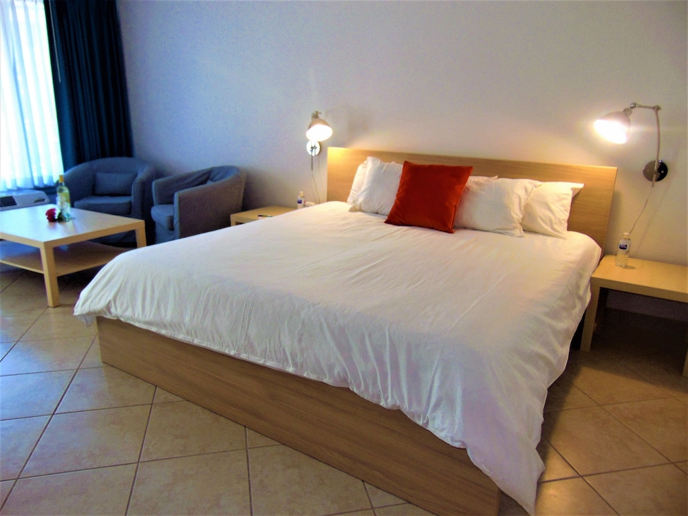 Room, 1 King Bed (Deluxe King Accessible)