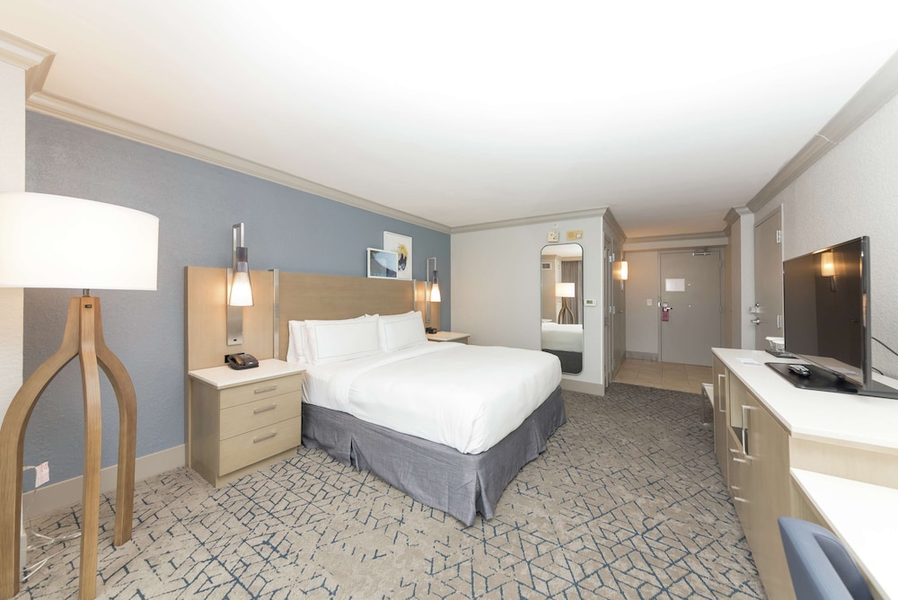 King Bed accessible ocean front view w/ roll-in shower photo 2