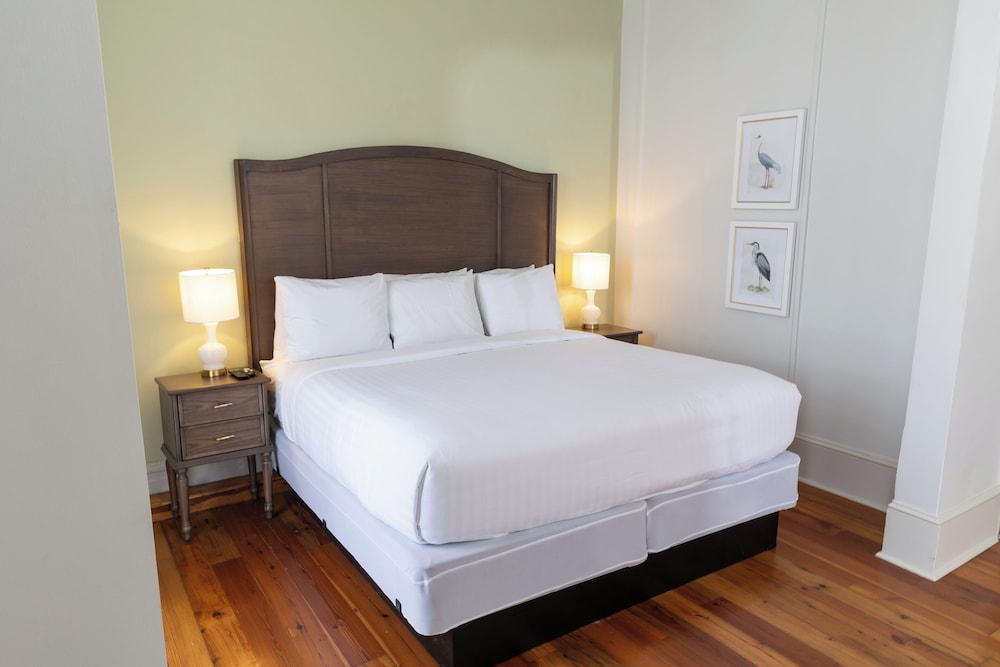 Deluxe Room, 1 King Bed - Photo 5