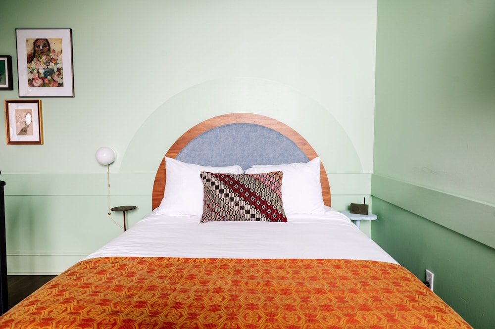 Queen Suite (24/7 Front Desk) - Photo 3