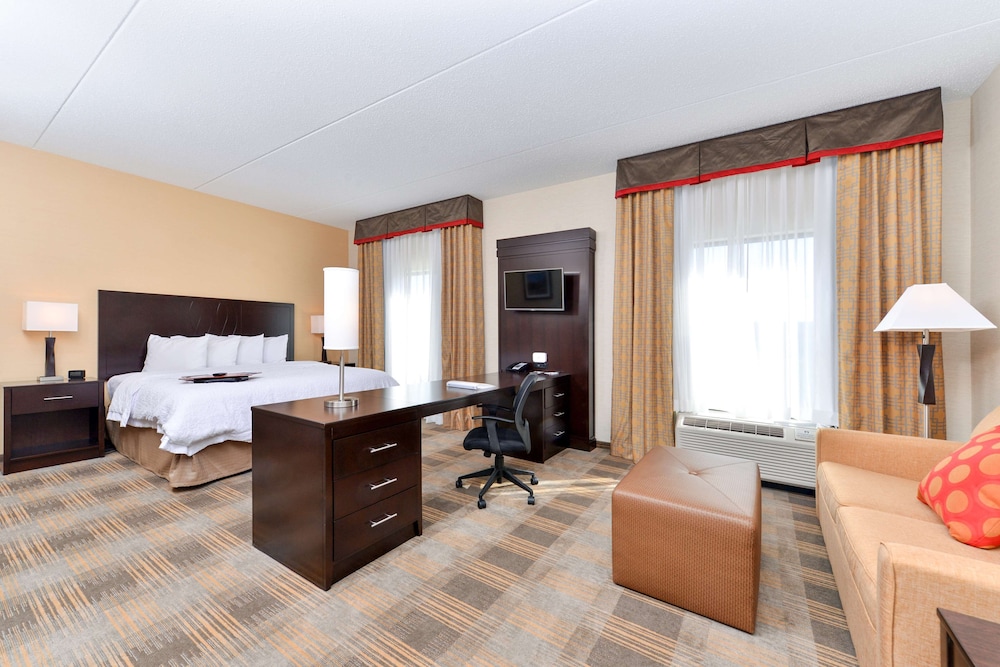 Studio, 1 King Bed, Refrigerator & Microwave (Wet Bar) photo 3