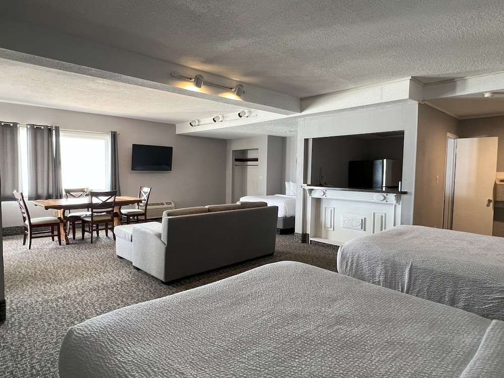 Lakefront Family Suite, 3 Queen Beds photo 2