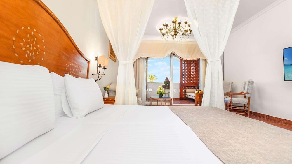 Prestige Deluxe Queen or Twin Room - Pool View - Photo 5